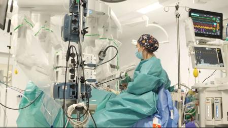 Cirujanos del Hospital 12 de Octubre de Madrid, durante la operación de un bebé de tres meses con obstrucción renal