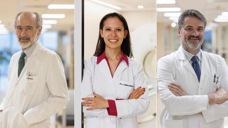 De izquierda a derecha, los doctores Herrero, director de Medicina Interna; Caballeros, especialista en Radiología; y De Torres, codirector de Neumología de la Clínica Universidad de Navarra