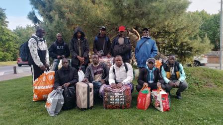Los migrantes, en las inmediaciones de la estación de autobús