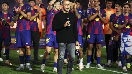 Hansi Flick se dirige al público del Spotify Camp Nou tras lograr el título al ganar 2-0 al Real Madrid