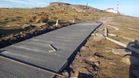 Detalle de la obra en la pista de acceso a Larrún.
