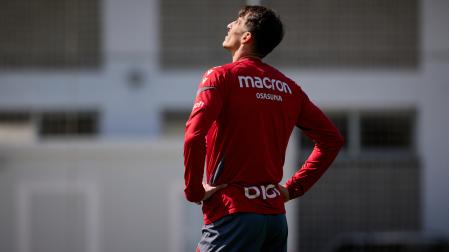 Ante Budimir mira al cielo durante la sesión de entrenamiento en Tajonar.