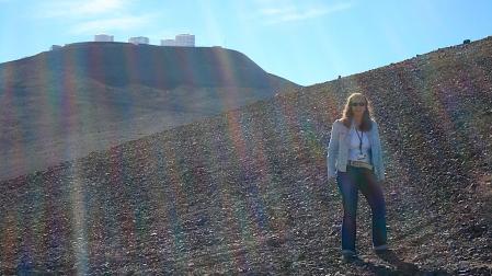 Ana Monreal, fotografiada en 2009 junto al telescopio VLT, el buque insignia de la tecnología astronómica europea, situado en el desierto de Atacama, en Chile.