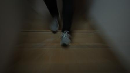 Imagen genérica de una persona bajando unas escaleras