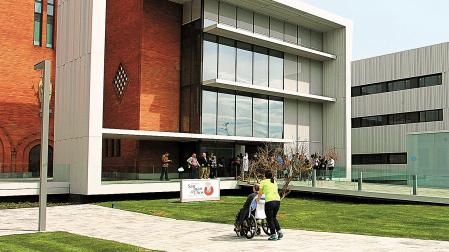 Imagen de la puerta de acceso al Hospital San Juan de Dios de Pamplona
