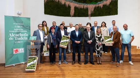 Miembros y ex integrantes del consejo regulador de la IGP Alcachofa de Tudela, autoridades, e invitados, juntos durante el acto del 25 aniversario de la entidad