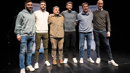 Dani Saldise, Asier Llamas, Tatono Arregui, Roberto Martil, Imanol Arregui y Javi Eseverri, en la casa de cultura de Irurtzun, el día en el que Martil cerró su etapa deportiva