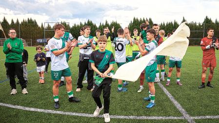 Los jugadores del Pamplona agradecen el apoyo del público