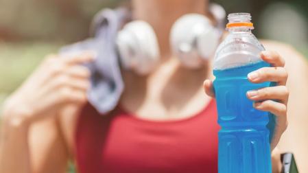 Una deportista con una botella de una bebida isotónica
