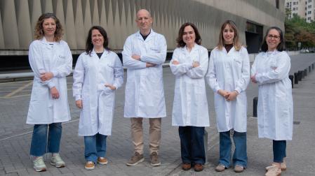 De izda. a dcha.: Profesionales implicados en el estudio de Navarrabiomed: Maite Echeverz, Begoña García, Iñigo Lasa, Cristina Solano, Nahiara Garmendia-Antoñana y Carmen Gil.
