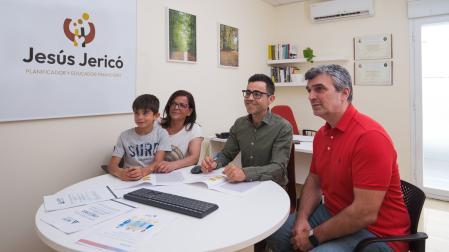 El planificador y educador financiero Jesús Jericó (centro), en una sesión con una familia