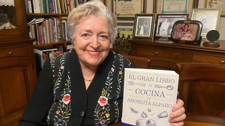 La cocinera Angelita Alfaro posa feliz en su casa a sus 85 años con su nuevo libro, el número 26 de su bibliografía