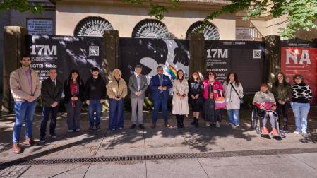 El vicepresidente Javier Remírez y Patricia Abad, con representantes institucionales y del colectivo LGTBI+ que han participado en la presentación de la campaña