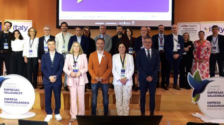 La consejera Carmen Maeztu y el consejero Juan Luis García junto a los intervinientes en el III Congreso de Empresas Saludables que se celebra en Baluarte