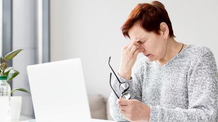 Una persona con dolor ocular