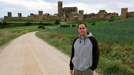 Eneko Ventas Sorbet posa delante del Cerco de Artajona, el “recinto amurallado mejor conservado” de Navarra