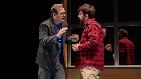 Joaquín Reyes (izq.) y Raúl Jiménez, en una escena de 'La verdad'