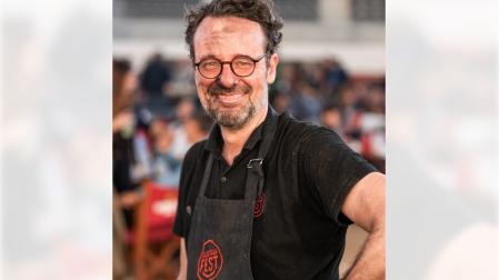 David Suriol, con el delantal de Calsotada Fest y el rostro ennegrecido por las brasas