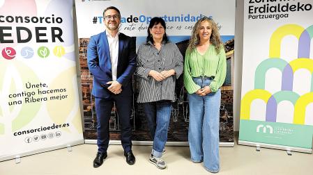 Desde la izda., Jorge García, Cristina Bayona y Sandra Calvo en la presentación del programa Tierra de Oportunidades.