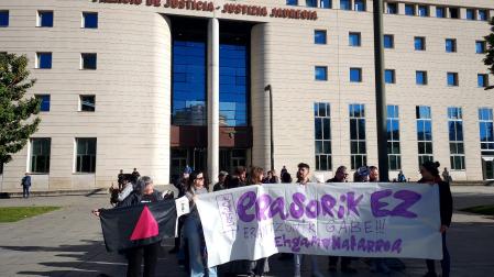 Concentración que tuvo lugar ayer antes del inicio del juicio en el Palacio de Justicia.