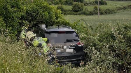 El coche accidentado, fuera de la vía