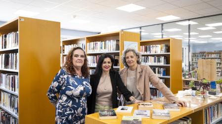 Desde la izquierda, Mar Pérez, Nerea Seoane y Teresa Arrarás, este martes en la biblioteca del Valle de Aranguren