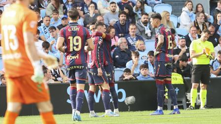 Los jugadores del Levante celebran su segundo gol ante el Celta durante el partid en el estadio Abanca-Balaídos
