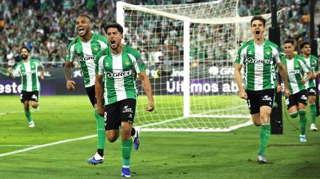 El centrocampista del Betis Pablo Fornals celebra su gol, segundo gol del equipo andaluz, durante el partido contra Elche CF