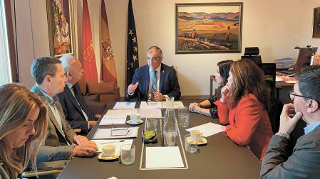 Un momento de la reunión celebrada ayer en el Gobierno. A la izquierda, la jefa de gabinete, el equipo de Ordenación del Territorio y el consejero Óscar Chivite. A la derecha, la alcaldesa Xuriñe Peñas y los dos concejales de su grupo que acudieron con ella
