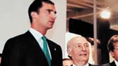 José Miguel de Arrese con el príncipe Felipe, en 2001.