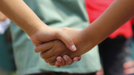 Apretón de manos entre dos niños