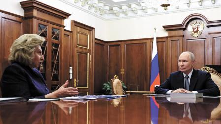Putin conversa con la comisionada rusa de derechos humanos, Tatyana Moskaltova, en el Kremlin