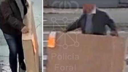 Uno de los arrestados, con la televisión en imágenes de las cámaras de seguridad