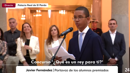 El alumno navarro Javier Fernández se dirige al Rey Felipe VI durante su discurso