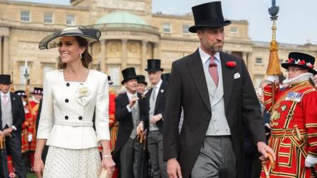 Los Príncipes de Gales en un acto en Buckingham Palace