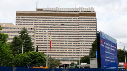 Fachada del Hospital Central de la Defensa Gómez Ulla de Madrid en el que están pasando la cuarentena los pasajeros del crucero en el que se produjo el brote de hantavirus