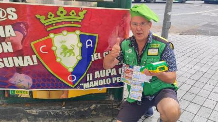 Juan Manuel Pedreño Garraleta, junto a su kiosko de la ONCE