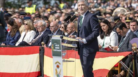 El ministro del Interior, Fernando Grande-Marlaska, preside la jura o promesa de bandera de los integrantes de la 131ª promoción de la Academia de Cabos y Guardias de la Guardia Civil de Baeza (Jaén)