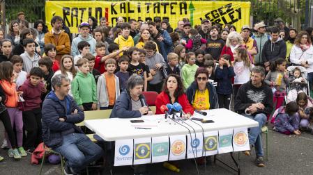 Imagen de la rueda de prensa convocada este miércoles 15 de mayo en el colegio de Patxi Larrainzar
