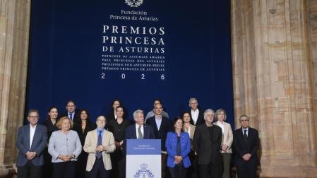 El presidente del jurado del Premio Princesa de Asturias de Investigación Científica y Técnica, Pedro Miguel Echenique, anuncia que los químicos británicos David Klenerman y Shankar Balasubramanian y el biofísico francés Pascal Mayer son los galardonados este año