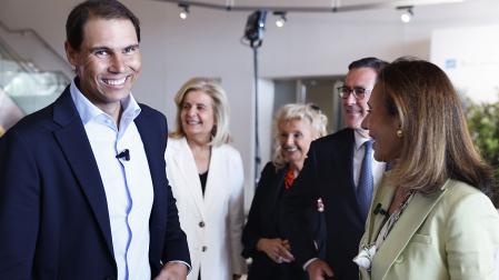La presidenta del Banco Santander, Ana Botín, conversa con el extenista Rafa Nadal a su llegada al acto conmemorativo del 20 aniversario del programa solidario de la entidad 'Euros de tu Nómina'