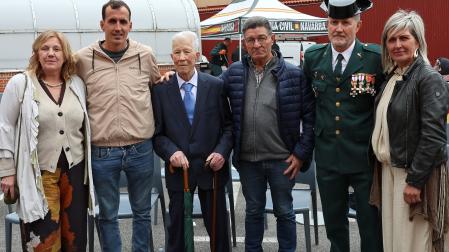 Elías Sánchez Hernández, tercero por la izquierda, posa junto a su familia