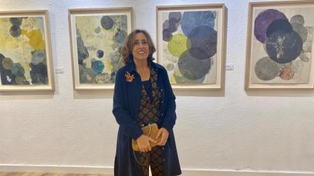 Amanda Lasheras en la exposición que presenta durante el mes de mayo en Ormolú