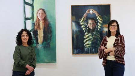 Irantzu (Izquierda) y Uxua Vides, cada una con el retrato sobre la misma persona en Artea2