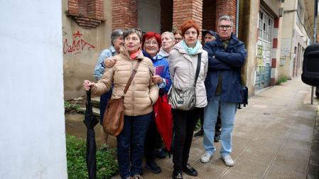 Concentración de vecinos de la calle Fray Diego de Estella por la presencia de roedores.