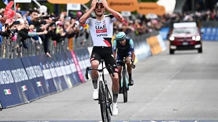 Igor Arrieta cruza la meta como ganador de la etapa del Giro