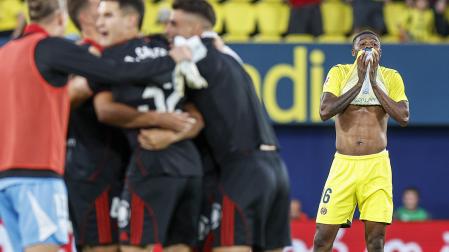 Los jugadores del Sevilla celebran un tanto ante un desolado Thomas Partey, del Villarreal
