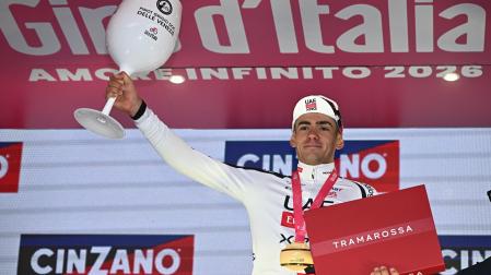 Igor Arrieta, con el maillot blanco de primer joven del Giro.