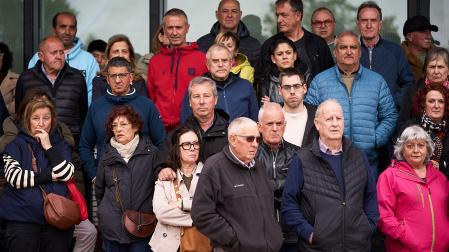 Asistentes a la concentración de repulsa a las agresiones ocurridas en las Fiestas de la Primavera.