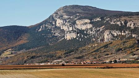 Vista de la sierra de Sarbil  y del Cabezón de Etxauri desde la cendea de Cizur